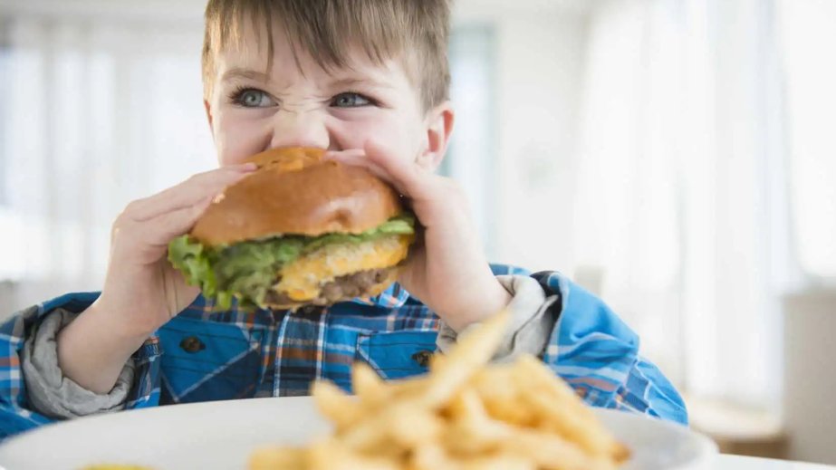Kolbasa və konfetlə qidalanma uşaqlarda IQ səviyyəsinin azalmasına səbəb olur