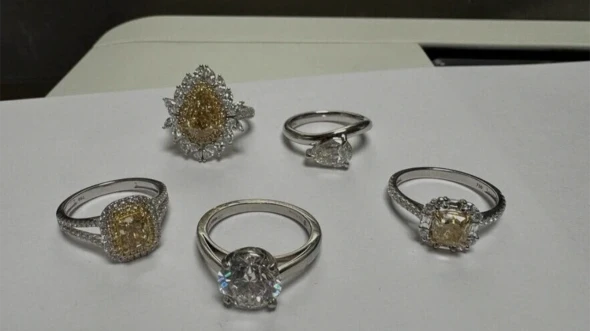 Moskvaya yarım milyon manatlıq zinət əşyaları keçirməyə çalışan azərbaycanlı qadın saxlanıldı