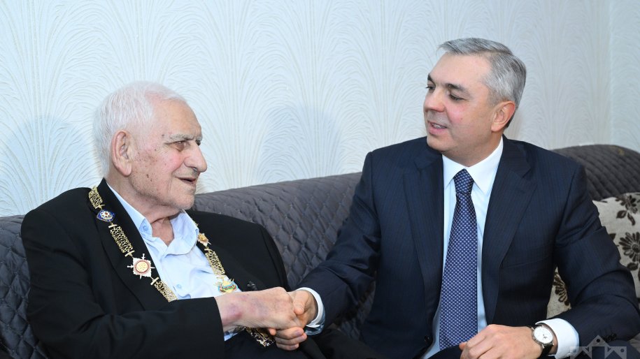 Xalq şairi Nəriman Həsənzadəyə “Heydər Əliyev” ordeni təqdim edilib