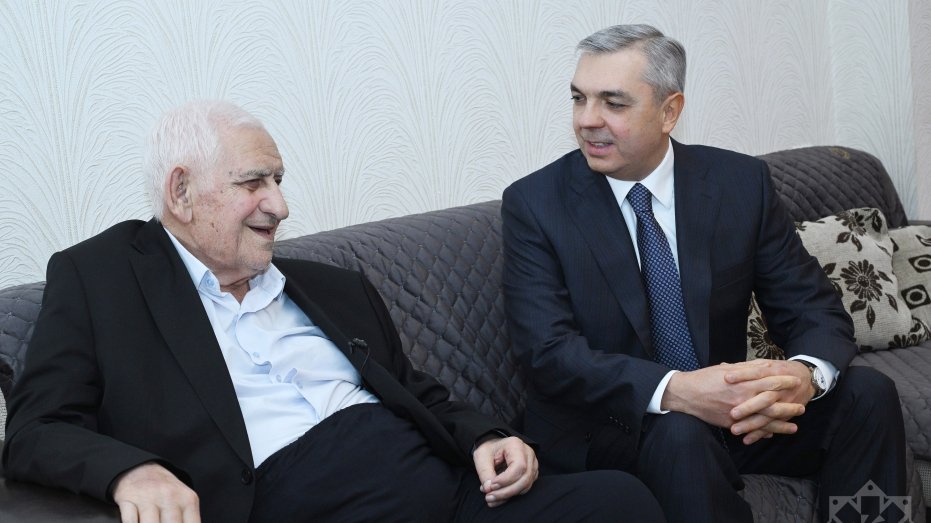 People's Poet Nariman Hasanzade presented with “Heydar Aliyev” Order