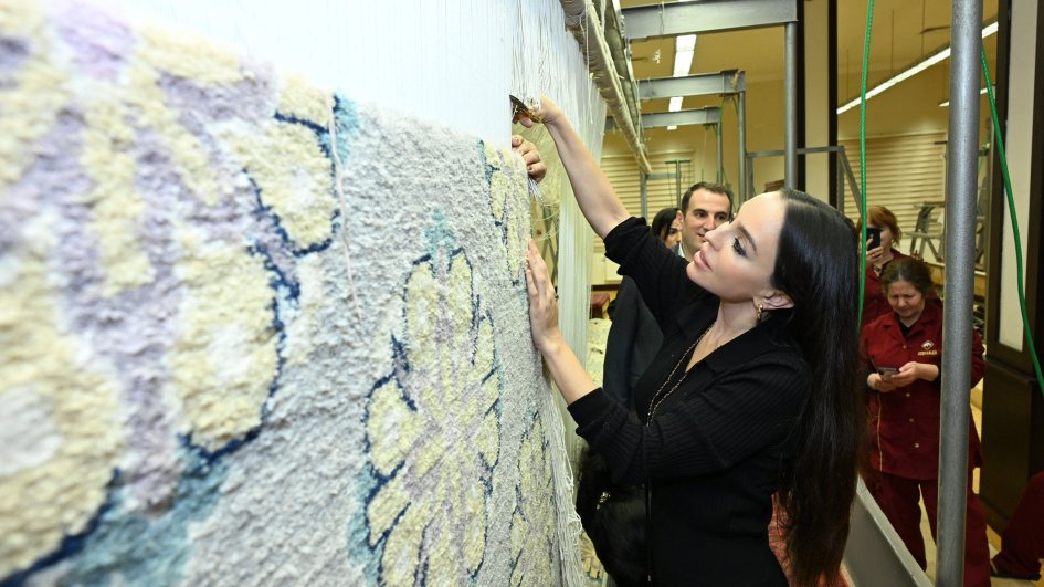 Heydər Əliyev Fondunun vitse-prezidenti Leyla Əliyeva “Azərxalça” ASC-nin Şuşa məscidi üçün hazırladığı növbəti xalçalarının kəsim mərasimində iştirak edib