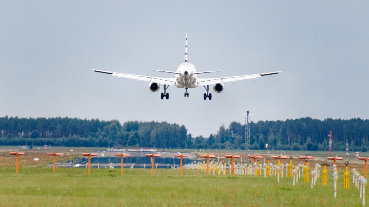 İsrail hava məkanını bağladı
