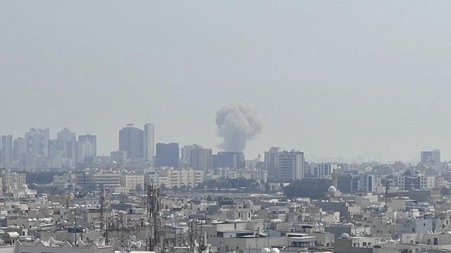 İran, Bahreyn'deki ABD üssünü hedef aldı