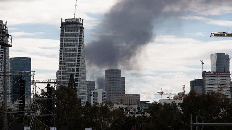 İran, ABD üslerine ve İsrail'e yeni saldırılar düzenledi