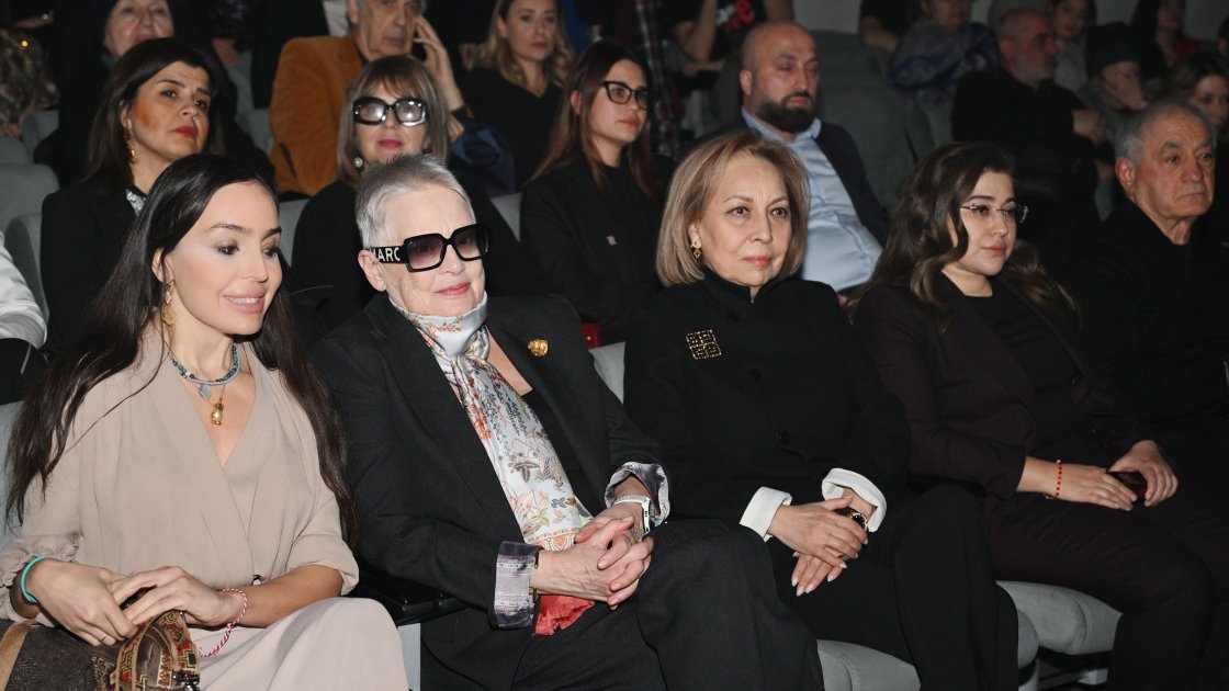 Leyla Əliyeva “Neft bumu hamıya gülümsəyir” tamaşasının nümayişində iştirak edib