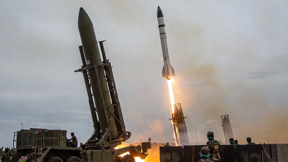 İran Qüdsə və İsrailin digər şəhərlərinə ballistik raketlər atıb