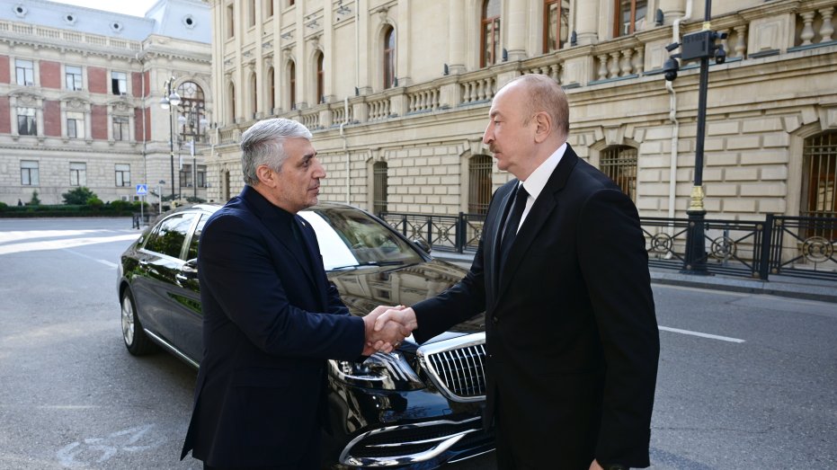 President Ilham Aliyev visited Iranian Embassy in Azerbaijan to offer condolences