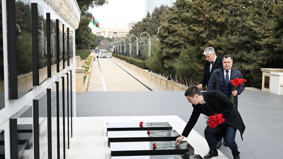 Moldova’s Deputy PM visits Alley of Martyrs in Baku