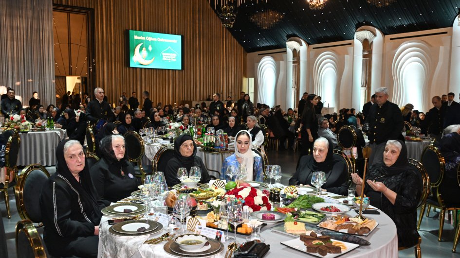 Heydər Əliyev Fondunun vitse-prezidenti Leyla Əliyeva şəhid ailələri ilə birlikdə iftar süfrəsində iştirak edib