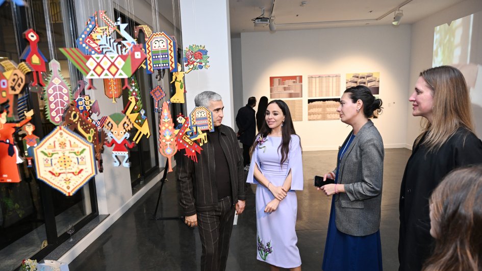 Leyla Əliyeva "Mənzərəyə açılan ev" mövzusunda qrup sərgisində iştirak edib