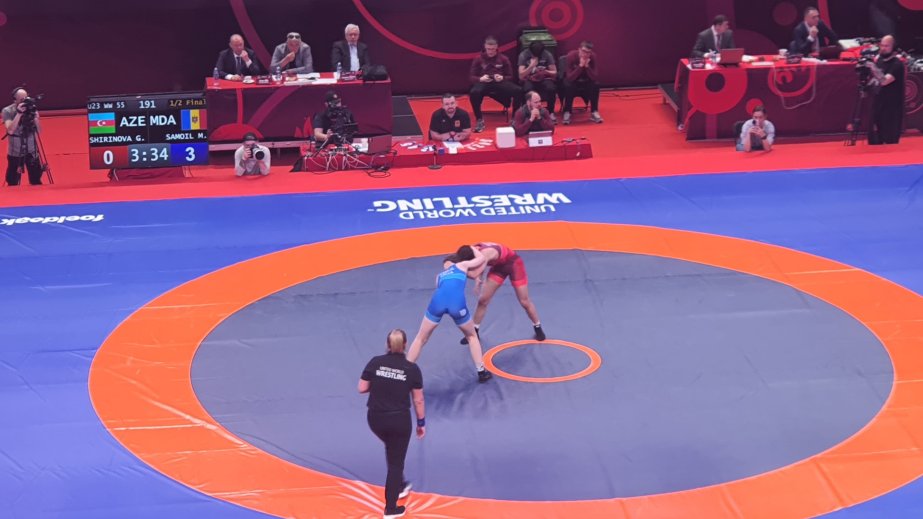 Two Azerbaijani female wrestlers advance to European Championship finals