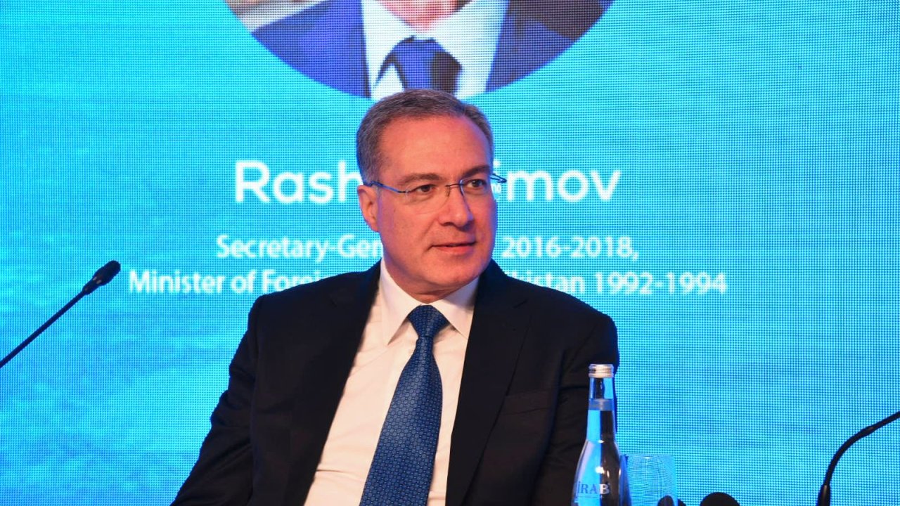 Azərbaycan öz unikal coğrafi mövqeyindən maksimum səmərə ilə istifadə etməyə çalışır - Şahmar Mövümov