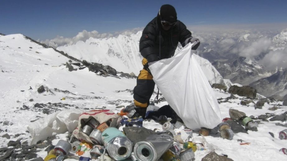 Alpinistlər Everest zirvəsindən enərkən zibil daşımalı olacaqlar