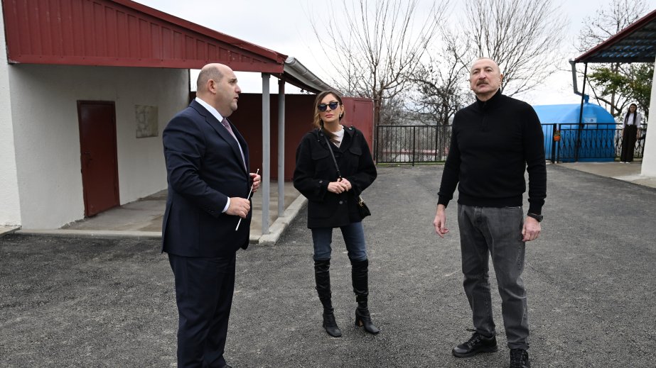 Prezident İlham Əliyev və Birinci xanım Mehriban Əliyeva Xocavəndin Xanoba kəndində fərdi evlərin və infrastrukturun bərpası sahəsində görülən işlərlə tanış olublar (VİDEO)