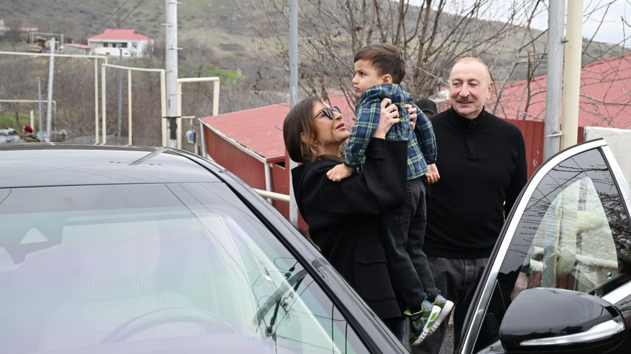 Prezidentin maşınını istədi - İlham Əliyevlə birinci xanım Mehriban Əliyevanın Xocavəndə səfərindən maraqlı anlar (VİDEO)