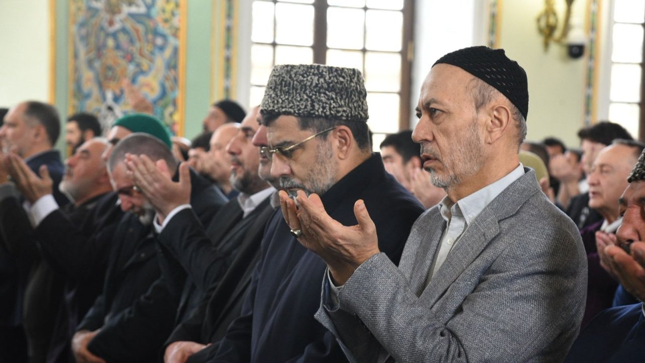 Təzəpir məscidində bayram namazı qılınıb