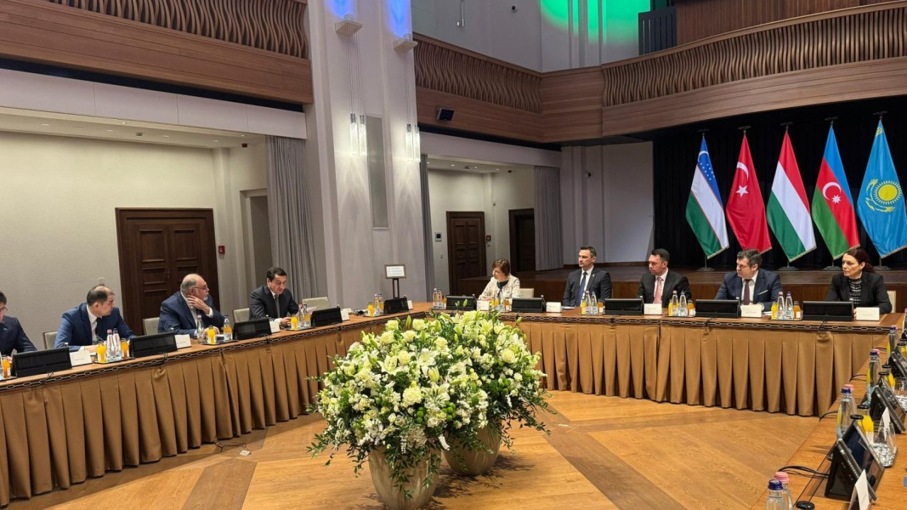 Hikmət Hacıyev TDT ölkələri liderlərinin köməkçilərinin iclasında iştirak edib