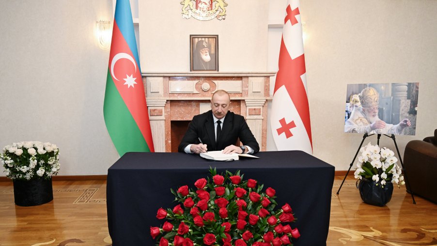 Prezident İlham Əliyev Gürcüstanın Azərbaycandakı səfirliyində olub, başsağlığı verib