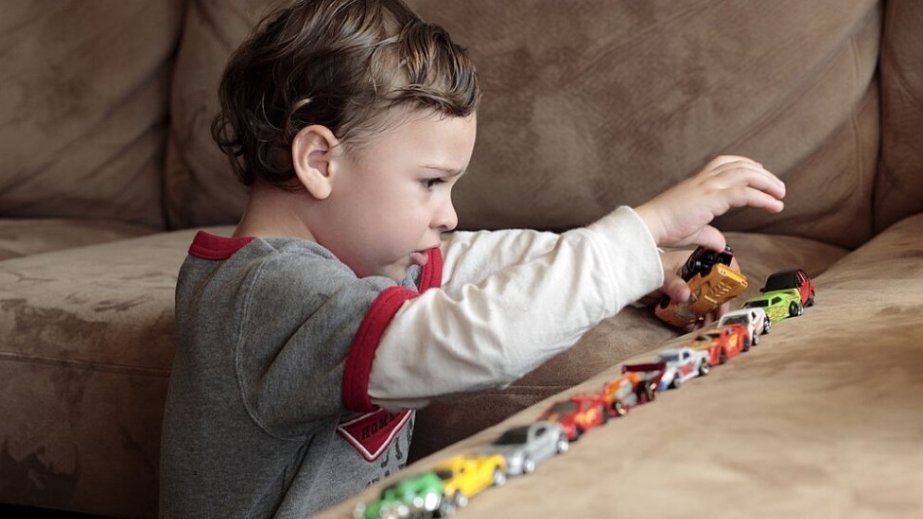 ÜST: Dünyada hər 127 nəfərdən birində autizm spektr pozuntusu aşkarlanır