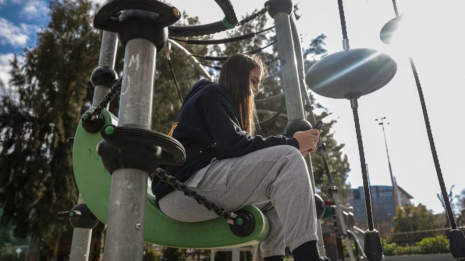 Yunanıstan 15 yaşdan kiçik uşaqların sosial şəbəkələrdən istifadəsini qadağan edəcək