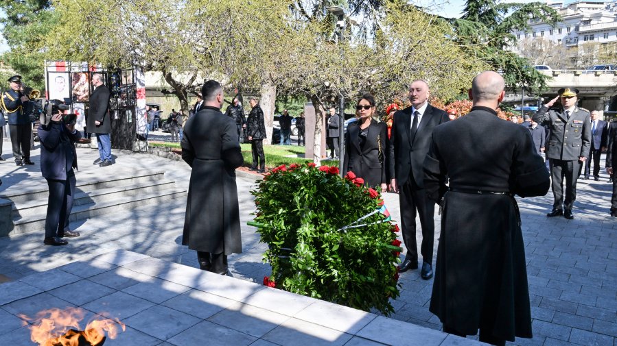Prezident İlham Əliyev və Birinci xanım Mehriban Əliyeva Tbilisidə Qəhrəmanlar Memorialını ziyarət ediblər