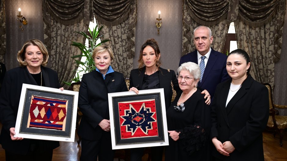 Birinci xanım Mehriban Əliyeva Tbilisidə Mirzə Fətəli Axundzadə adına Azərbaycan Mədəniyyəti Muzeyi ilə tanış olub