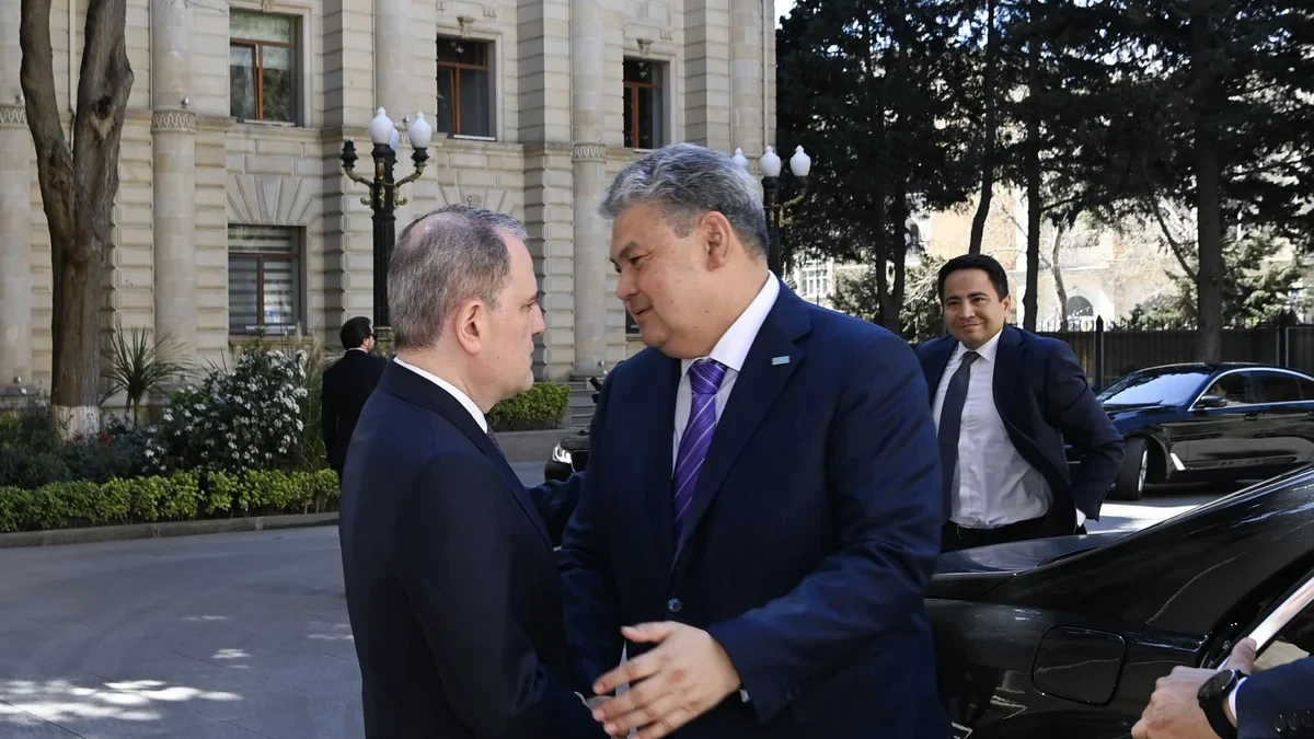 Ceyhun Bayramov qazaxıstanlı həmkarını qəbul edib