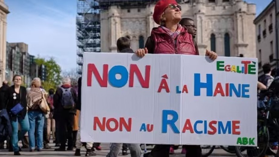 Fransada rəy sorğusu: Respondentlərin təxminən yarısı irqçilik qurbanı olduğunu bildirib