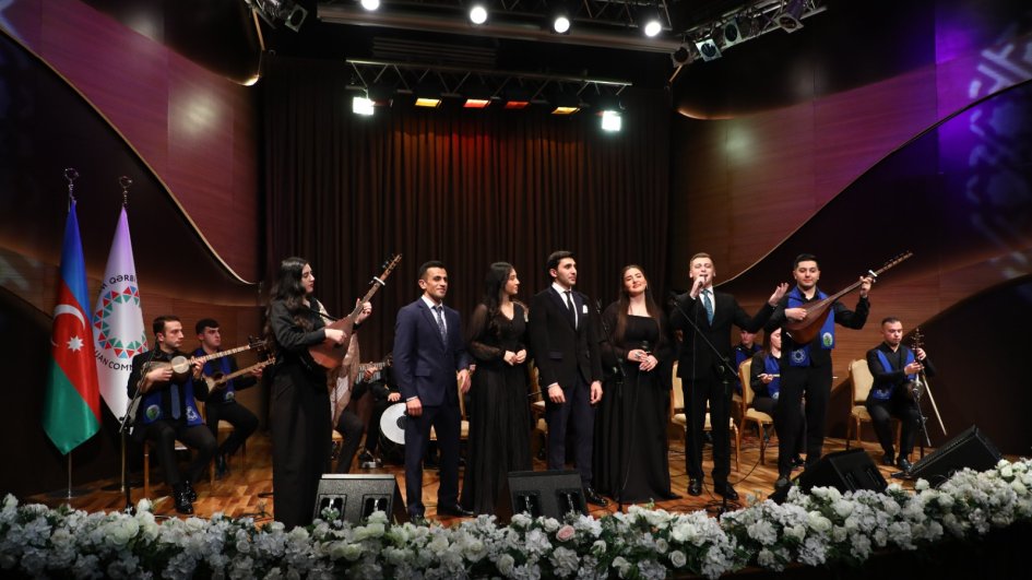 İfa edir "İrəvan" Xalq Çalğı Alətləri Ansamblı...