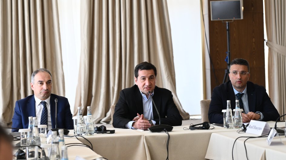 “Sülh Körpüsü” təşəbbüsünün iştirakçıları Qəbələdə Azərbaycan Prezidentin köməkçisi Hikmət Hacıyevlə görüşüblər