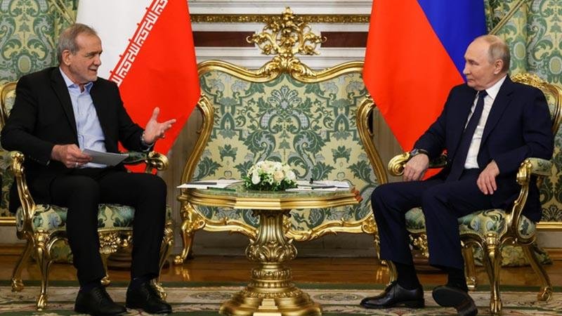 Putin Holds Phone Call with Iranian President Pezeşkiyan