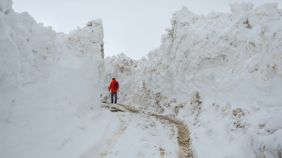 Xınalıq yolundakı “qar divarları”