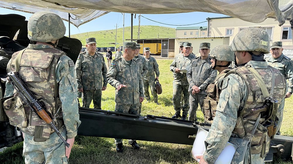 Müdafiə Nazirliyinin rəhbərliyi azad olunmuş ərazilərdə xidmət edən şəxsi heyətlə görüşüb