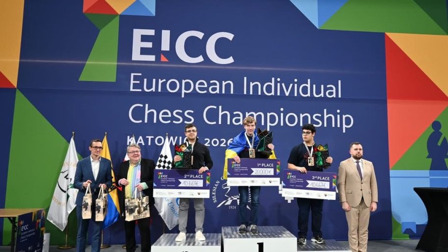 Azerbaijani medal-winning chess players at European Championship receive awards