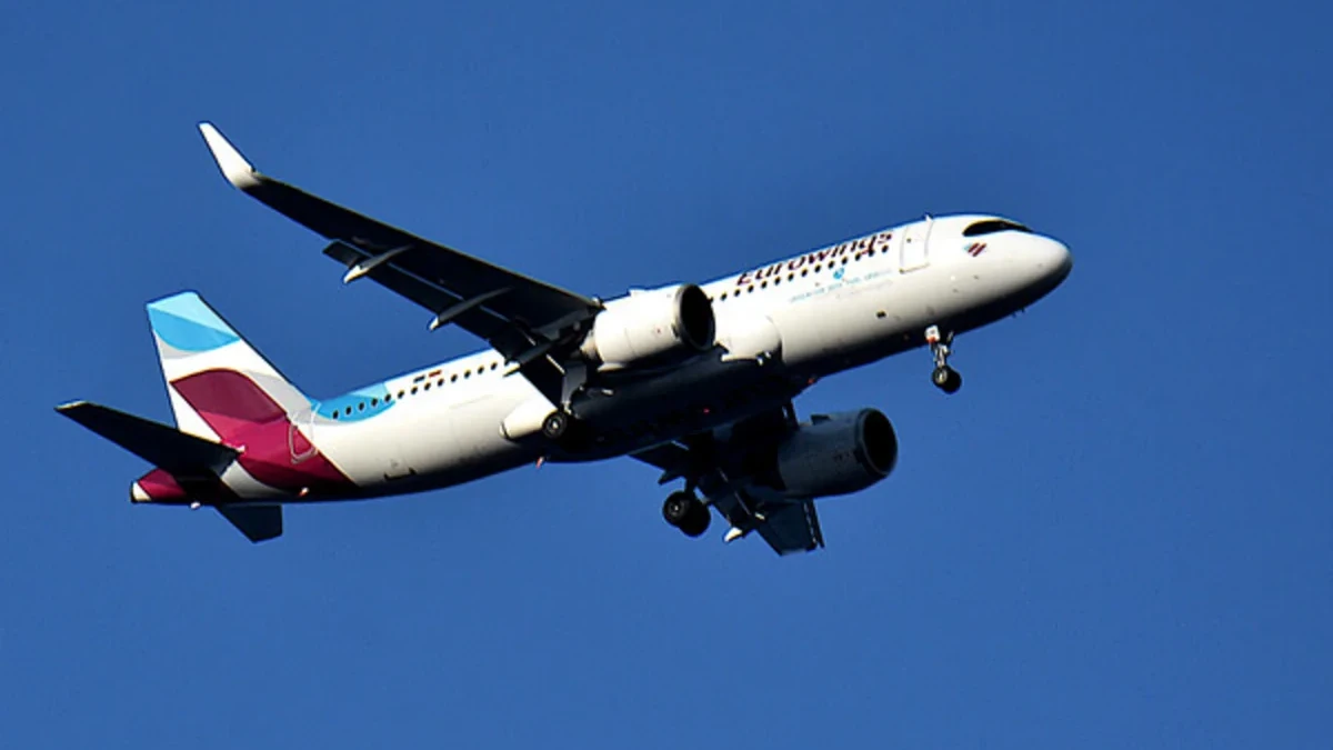 Bloomberg: Aviaşirkətlər yanacaq qiymətləri səbəbindən uçuşları azaltmağa başlayıblar