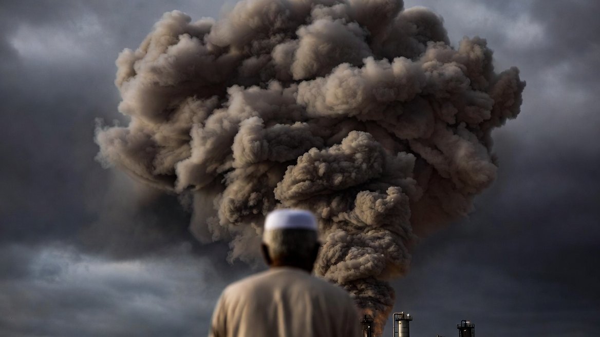 İraqda neft emalı zavodu yanır