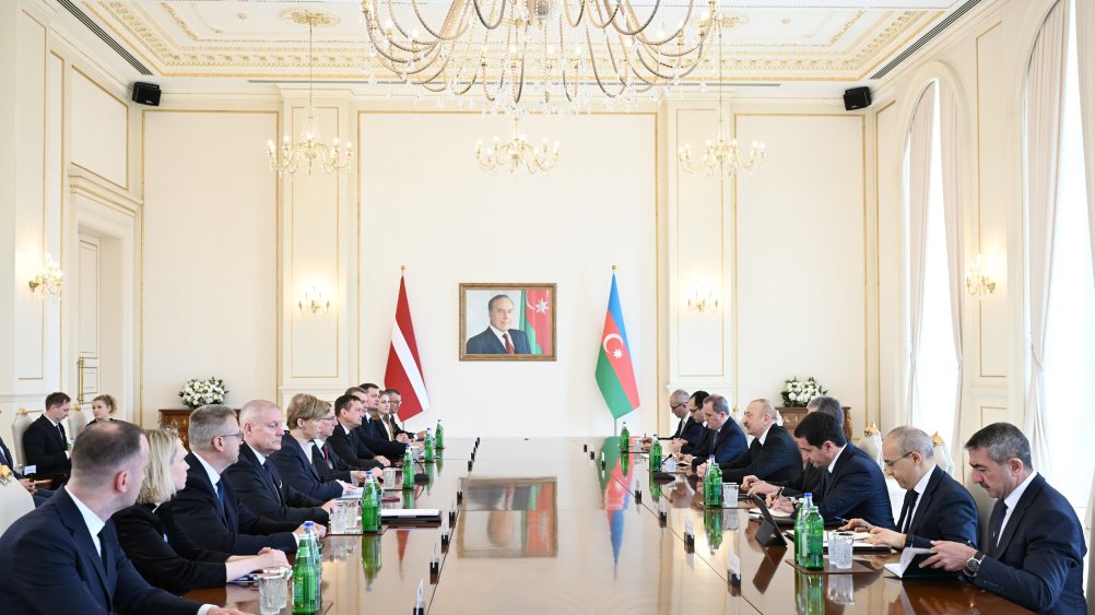 President Ilham Aliyev holds expanded meeting with Latvian President
