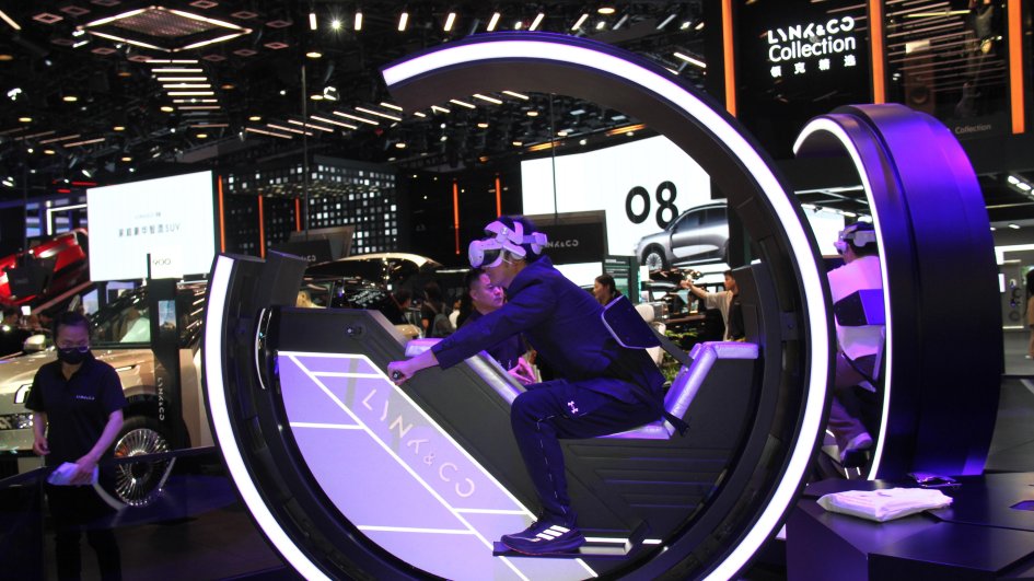 Pekində dünyanın ən böyük avtomobil sərgisi öz işinə başlayıb