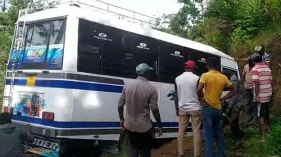 34 schoolchildren hospitalized after bus accident in central Sri Lanka