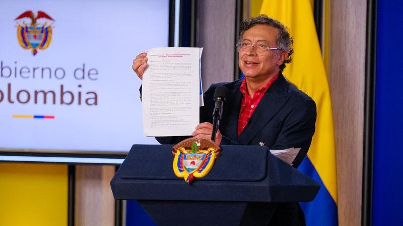 Kolumbiya Prezidenti Petrodan 'bomba hücumu' açıqlaması