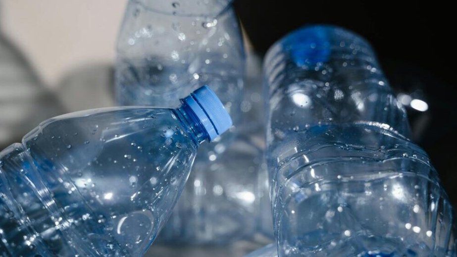 Scientists use sunlight to convert plastic waste into clean fuels