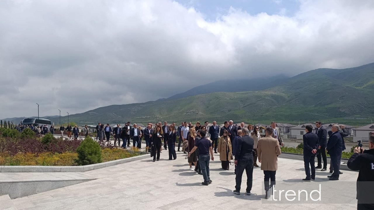 Diplomatik korpusun nümayəndələri Xocalı Soyqırımı Memorialına gəliblər