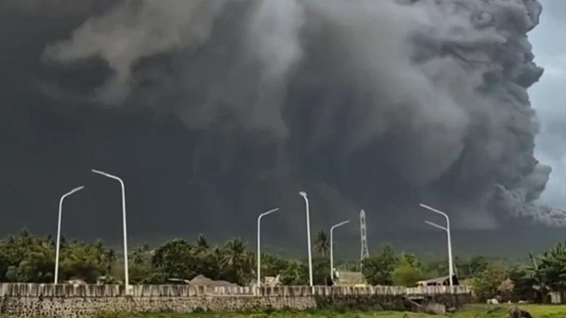 Mayon Yanardağı’nda patlama