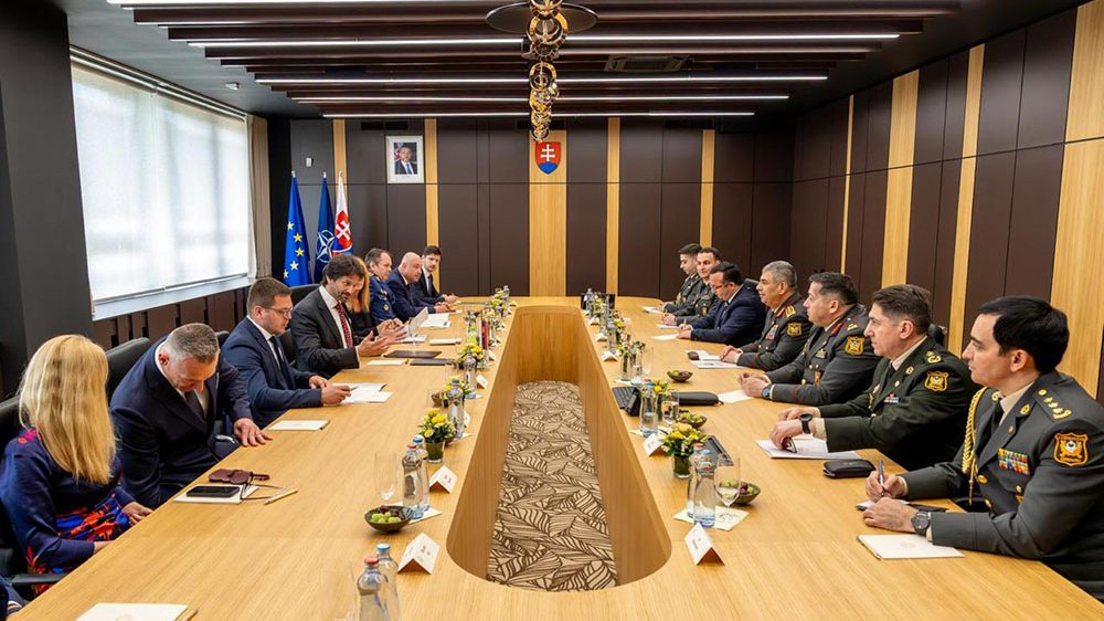 Azərbaycan müdafiə naziri Slovakiyaya rəsmi səfər edib