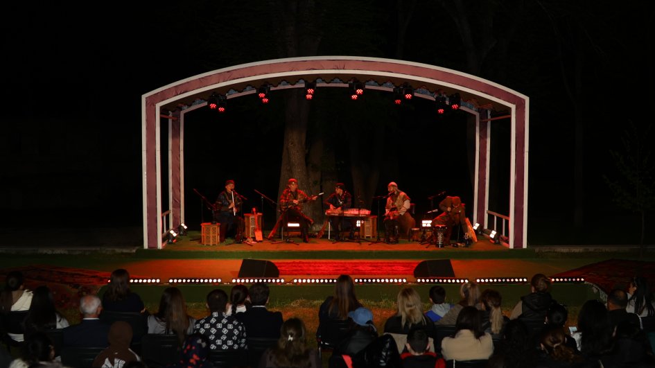 “Turan” Etno-Folk Ansamblı “Xarıbülbül” musiqi festivalında çıxış edib