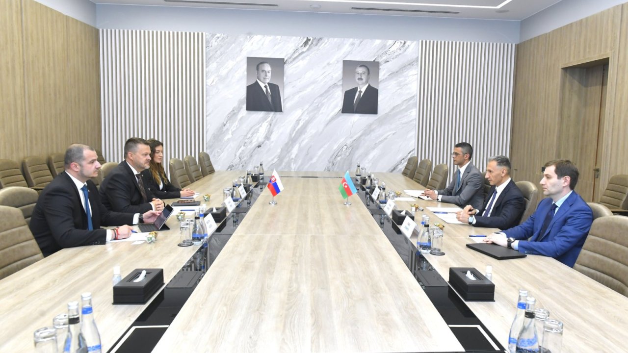 Nazir Rəşad Nəbiyev Slovakiyanın investisiyalar, regional inkişaf və informasiya naziri ilə görüşüb