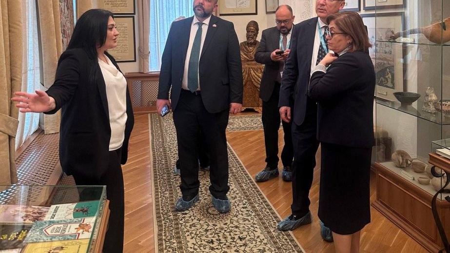 WUF13 çərçivəsində türkiyəli qonaqlar Ədəbiyyatı Muzeyini ziyarət ediblər