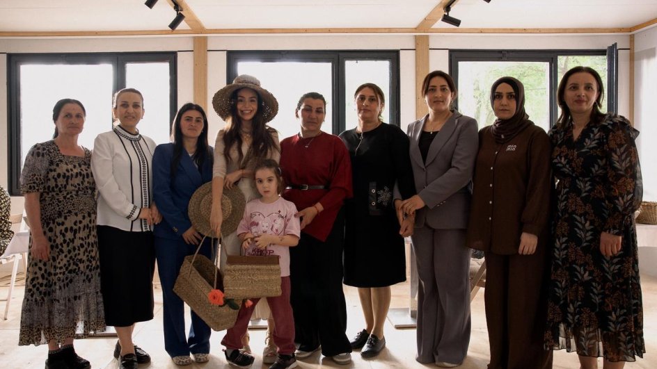 Leyla Əliyeva Masallıda həsirçiliklə məşğul olan qadınlarla görüşüb