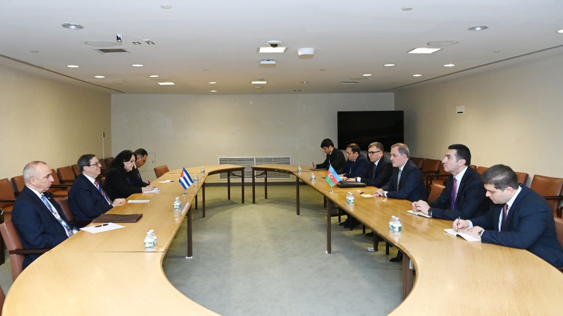 Jeyhun Bayramov meets with Cuban counterpart