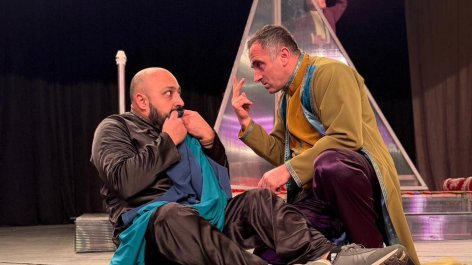 Vəzirin gizli oyunu: klassik komediyaya fərqli interpretasiya